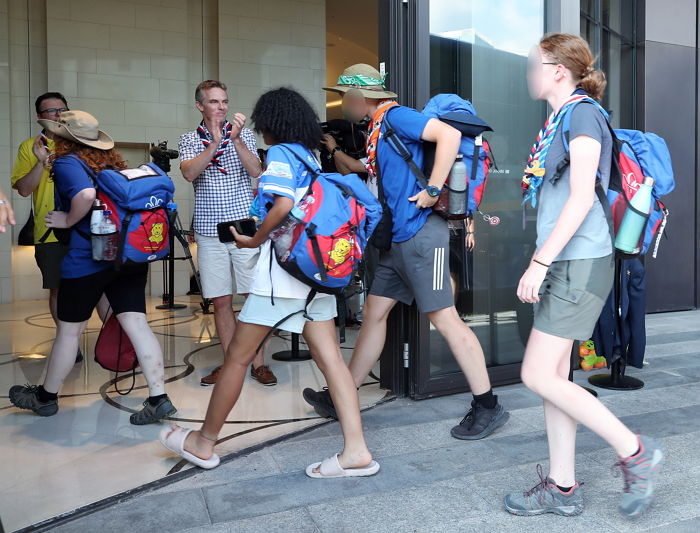 “2년 동안 준비했는데...탈수로 어지러웠다” 영국 잼버리 대표단 1천명 서울 도착