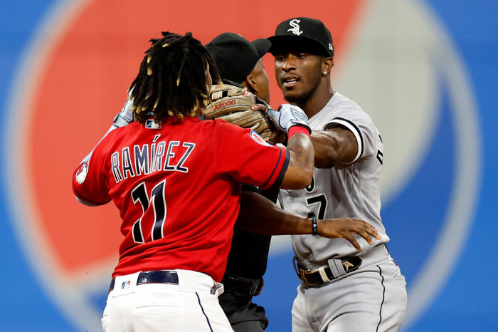 “레디, 파이트!” MLB 선수들 몸싸움하자 UFC 심판으로 ‘순간이직’한 2루심 (영상)