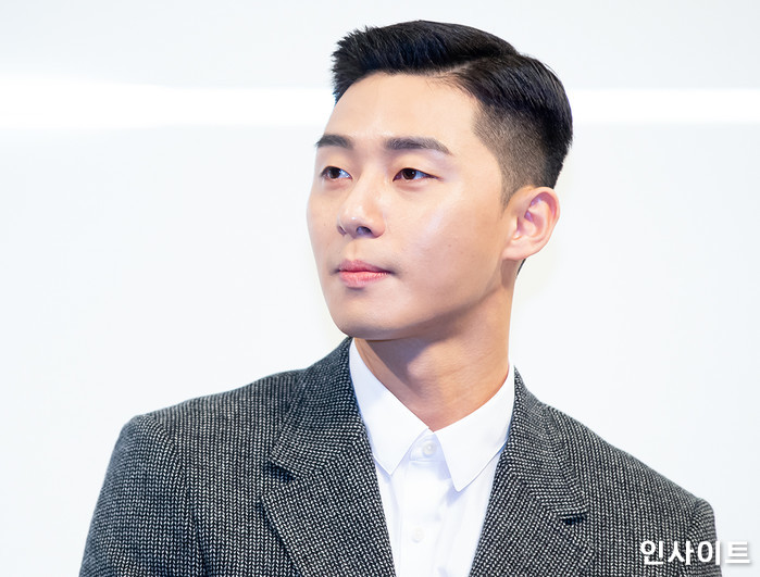 박서준, ‘머리띠 거부’ 태도 논란 해명...“스프레이 고정해 두피 아파”