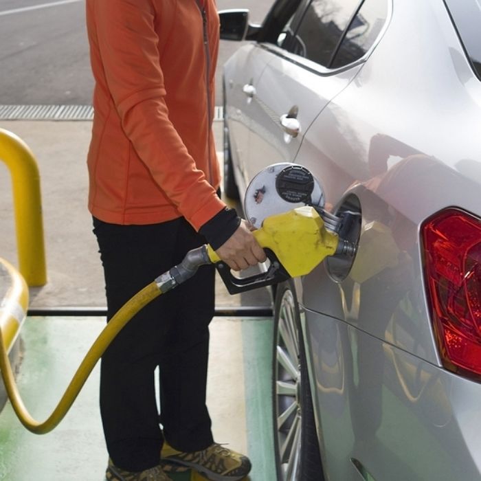 조용히 계속 오르더니 어느새 1리터당 ‘2000원’ 돌파한 휘발유값 근황