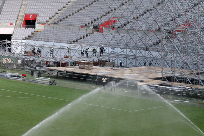 맨시티 극찬한 10억짜리 잔디 위에 ‘잼버리 K-팝 콘서트’ 무대 설치 중인 서울월드컵경기장