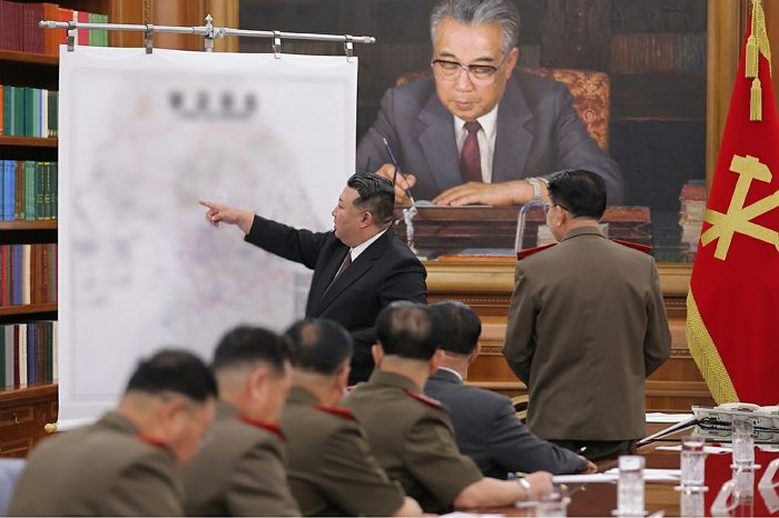 손으로 서울·계룡대 찍고 “전쟁 준비 더 공세적으로 하라”고 지시한 北 김정은