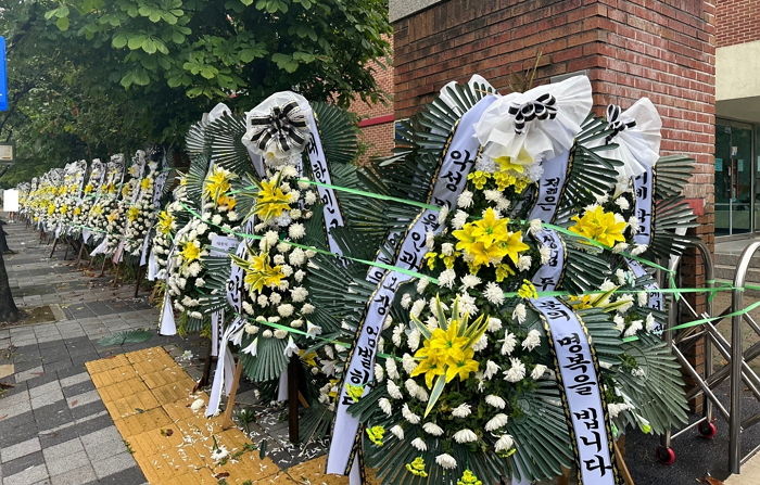 중학생 되고 알게 된 선생님 소식...태풍에 온다는 소식에 ‘추모 화환’ 지킨 의정부 여중생