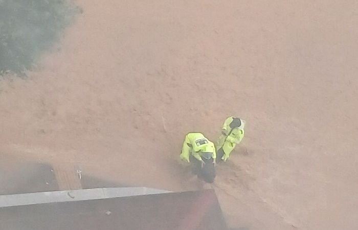 ‘급류’에 여성 휩쓸려 떠내려가자, 목숨 걸고 뛰어들어 구해낸 경찰관들 (영상)