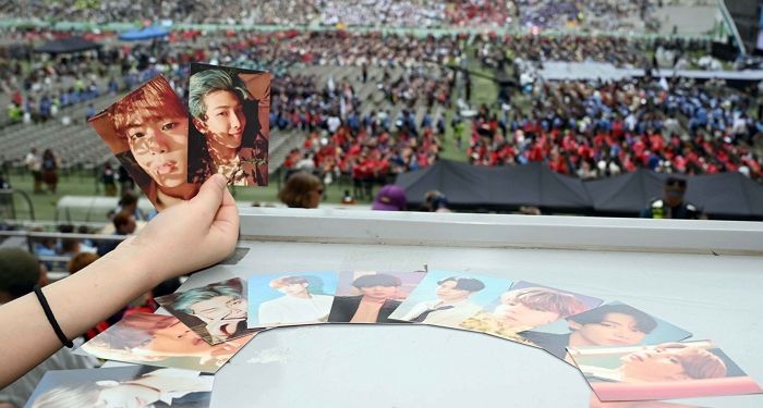 아직 K팝 콘서트 시작도 안 했는데 ‘되팔기’ 시작된 ‘BTS 잼버리 포토카드’