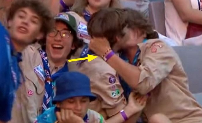 ‘키스 타임인줄’...잼버리 K팝 콘서트 중계 카메라 비추자 키스 갈긴(?) 소년들 (+영상)