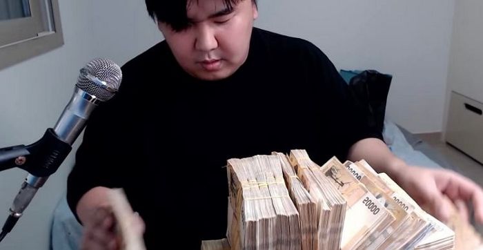 ‘압구정 롤스로이스’ 사건 언급 안 하는 조건으로 현금 3억 받은 유튜버 (+정체)