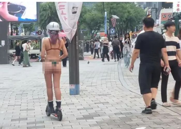 오토바이에 이어 또...서울 홍대입구 쪽에 나타난 ‘킥보드 비키니’ 여성