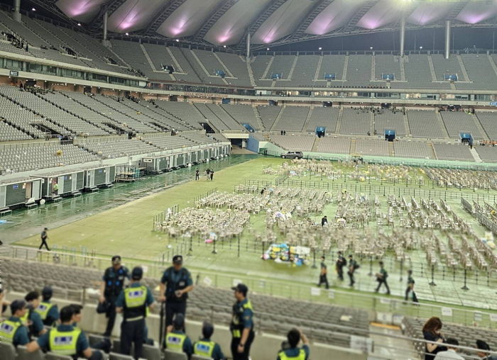 잼버리 케이팝 콘서트 끝난 상암월드컵경기장 현실...“쓰레기 그냥 두고 갔다”