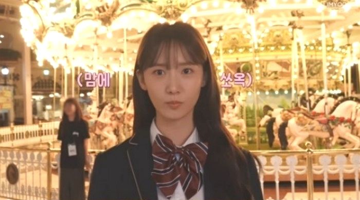 놀이공원서 ‘교복’ 입고 넘사벽 동안 미모 뽐낸 ‘33살’ 윤아 (+영상)