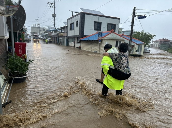 “집 지켜야 한다”면서 태풍 오는데도 대피 거부한 할머니 업어서 옮긴 경찰