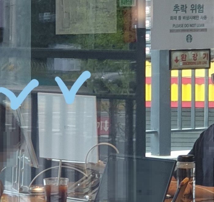 듀얼 모니터까지 등장...스타벅스에서 목격한 ‘진화형 카공족’
