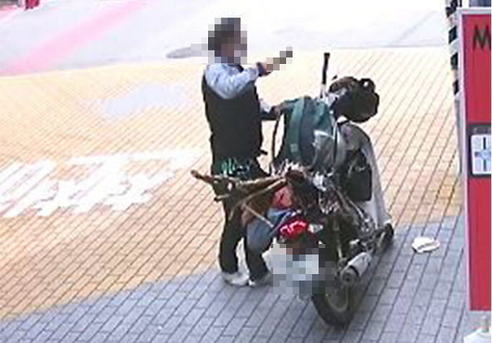 대구 학원가 앞에서 ‘흉기’ 휘두르며 학생들 위협한 남성 모습 공개됐다