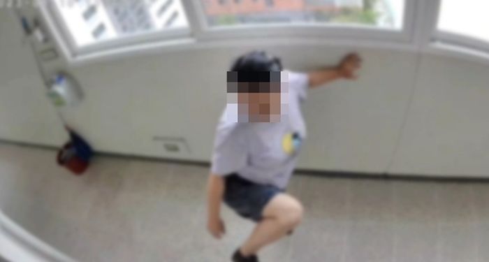 “쿵쿵거리지 마 XX” ...윗집 찾아와 현관문 수십 회 걷어차며 난동 부린 아래층 여성 (영상)