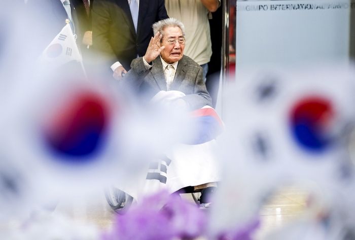 70년 만에 고국에 돌아온 100살의 독립영웅...가장 먼저 ‘광복군 상관’의 묘소 찾았다