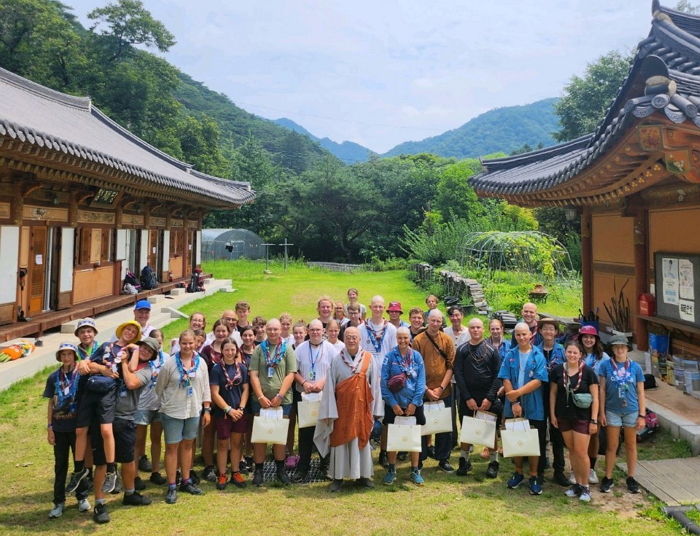 사찰 방문했던 ‘새만금 잼버리’ 독일 대원들, 스님에게 감명 받아 ‘삭발’