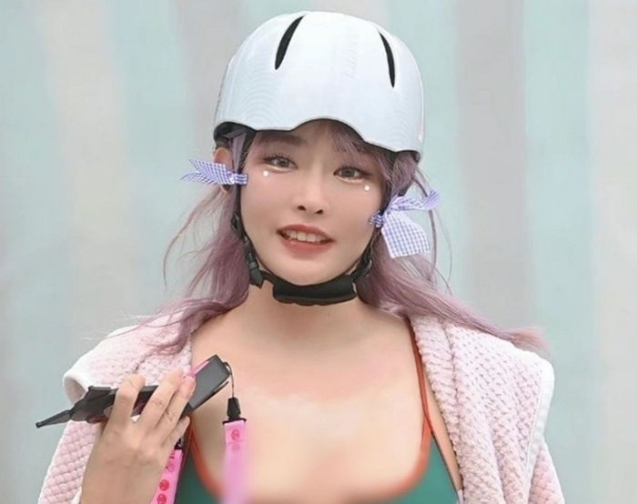 비키니 차림으로 거리 활보한 ‘홍대 킥보드녀’가 당당하게 얼굴 공개하고 밝힌 입장