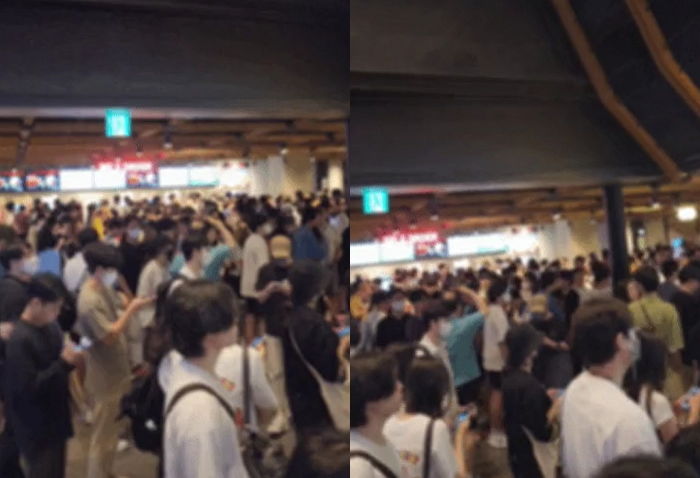 영화 ‘오펜하이머’ 개봉 첫날 보려는 사람들로 꽉 찬 용산 CGV 상황