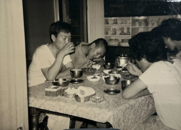 돌아가신 아버지와 밥 먹으며 찍은 흑백사진 공개하며 마음 표현한 ‘아들’ 윤석열 대통령