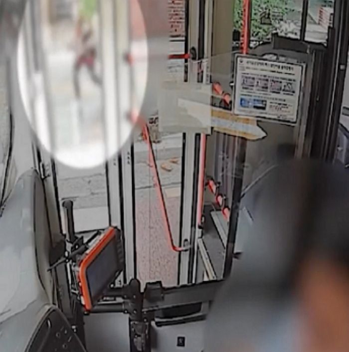 서울 용산서 기사 아저씨가 버스 문 안 열어준다며 도로에 주저앉아 길막한 여성 (+영상)