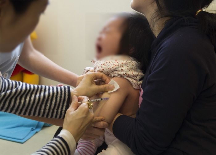 소아과서 사탕 한주먹 가져가는 엄마...제지하는 간호사에 “가족 식비 40만원 챌린지 중”