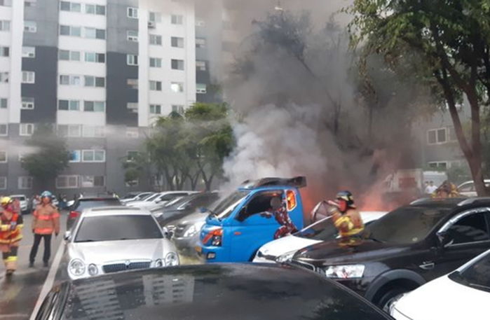 아파트 주자창에 놓인 택배차서 ‘극단 선택’한 40대...다른 차 12대 태웠다