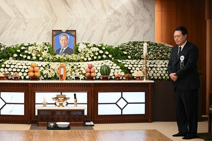 윤석열 대통령 ‘부친 빈소’ 방문해 위로 전한 유일한 ‘여자 연예인’ 자매