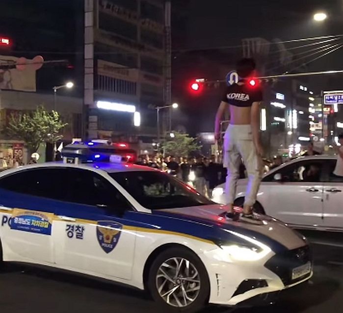 길빵하더니 ‘경찰차 보닛’ 위에 올라가 쾅쾅 밟고 도망친 남성 (+영상)