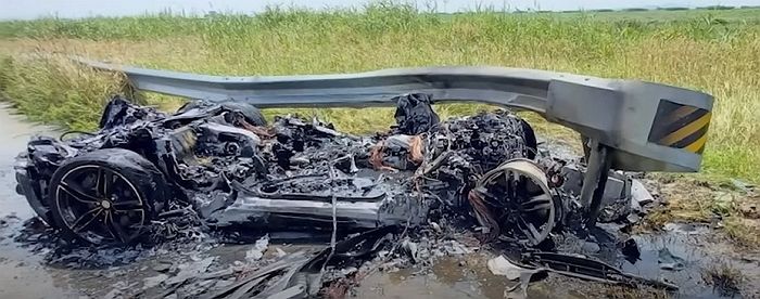 전라북도 시골길 달리던 ‘3억 5천’ 페라리, 운전미숙으로 가드레일 들이받고 홀라당 다 타버려