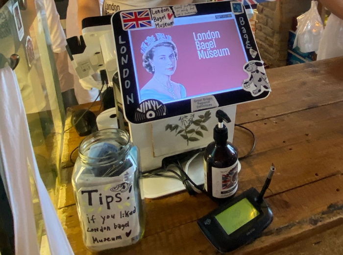 “줄 서서 다섯 시간 기다렸는데 팁까지 요구”...팁 박스 놓인 런던 베이글 뮤지엄