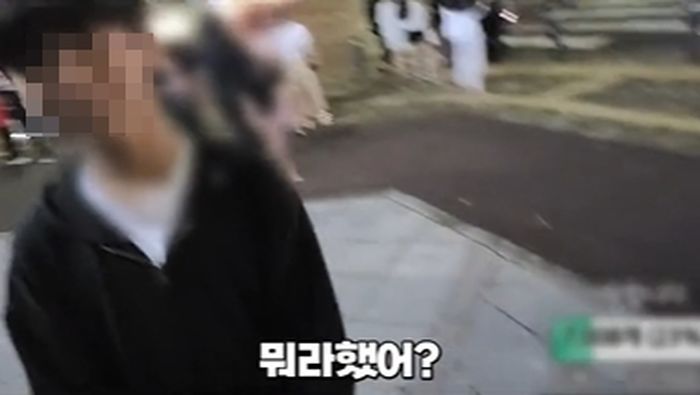 생방송 중인 BJ한테 다가와 “담배 한 대만 주세요” 부탁하는 14살 남중생 (영상)