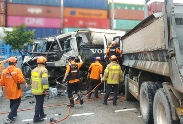 부산 도로서 덤프트럭 등 차량 5대 ‘연쇄충돌’...3명 사망·5명 부상