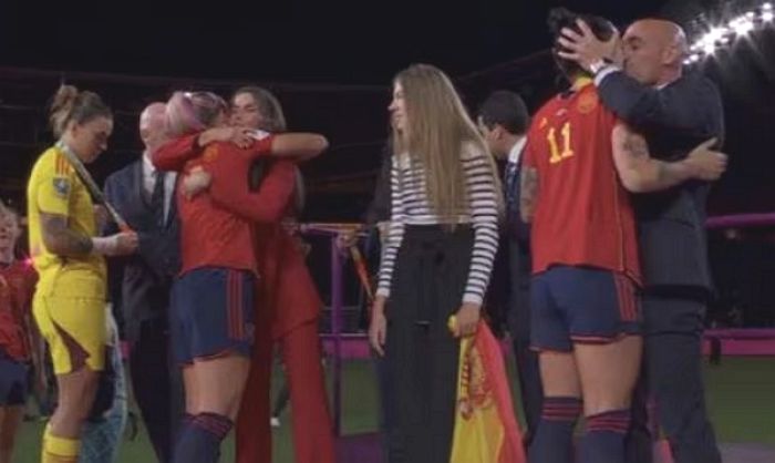 스페인 축구협회장, 여자월드컵 우승한 선수에 얼굴 잡고 ‘강제키스’ (+영상)