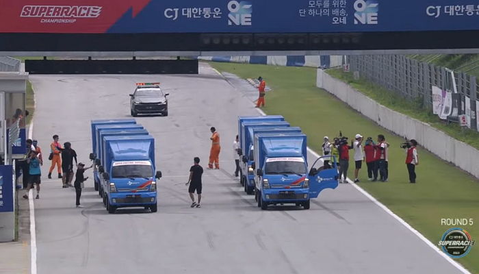 택배 트럭으로 치열한 레이싱 펼치는 ‘CJ대한통운 슈퍼레이스’ (+영상)