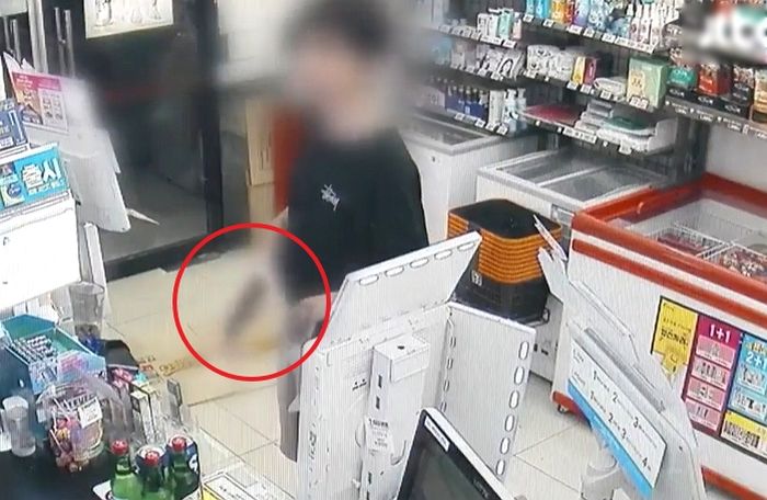 편의점서 술 사려다 “신분증 보여달라” 말에 ‘흉기’ 꺼내 든 18살 (+영상)