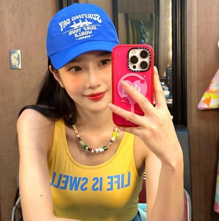 팬들 앞에서 출근인사 하려는 레드벨벳 조이에게 ‘반말’로 소리친 경비원 논란 (영상)