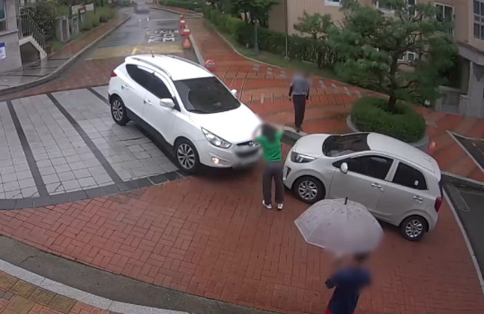 아파트 단지서 ‘좌측통행’해 사고 내놓고...반대편 모닝 차주한테도 과실 있다 주장한 여성 운전자