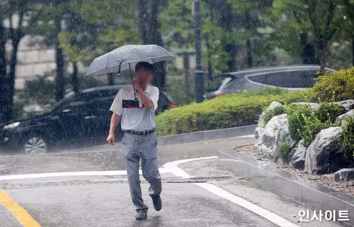 서울 폭우 쏟아지는데 부산은 폭염...반으로 딱 갈린 ‘극과 극’ 한반도 날씨