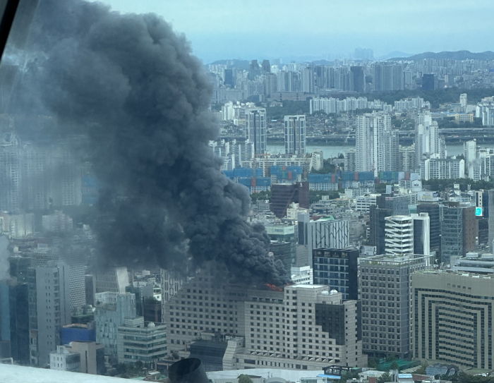 강남 르메르디앙 호텔 옥상서 화재 발생...3명 대피