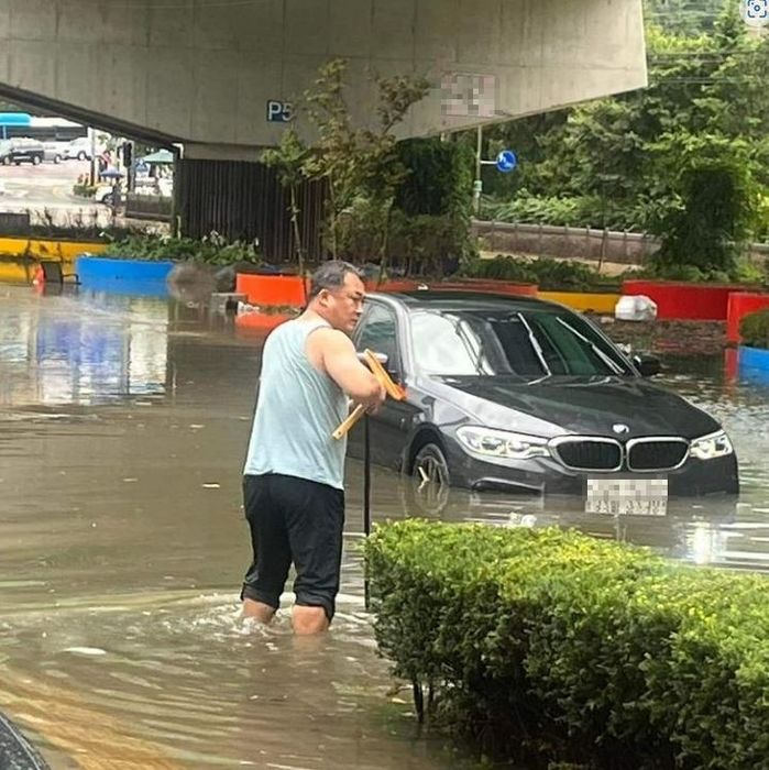 기습폭우로 충북대 앞 침수되자 혼자 조용히 배수로 뚫고 있던 민소매 남성, 현직 정치인이었다