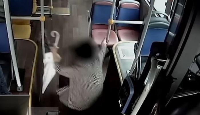 버스에서 홀로 넘어진 할머니에 연락처 주고 약국까지 데려간 시내버스 기사, ‘뺑소니 신고’ 당해 (+영상)