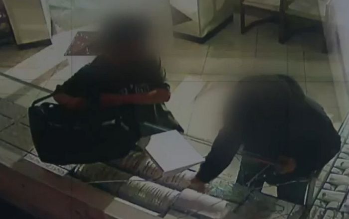 새벽에 금은방 유리문 부수고 ‘40초’ 만에 싹 털어간 광주 10대 청소년들 (+영상)