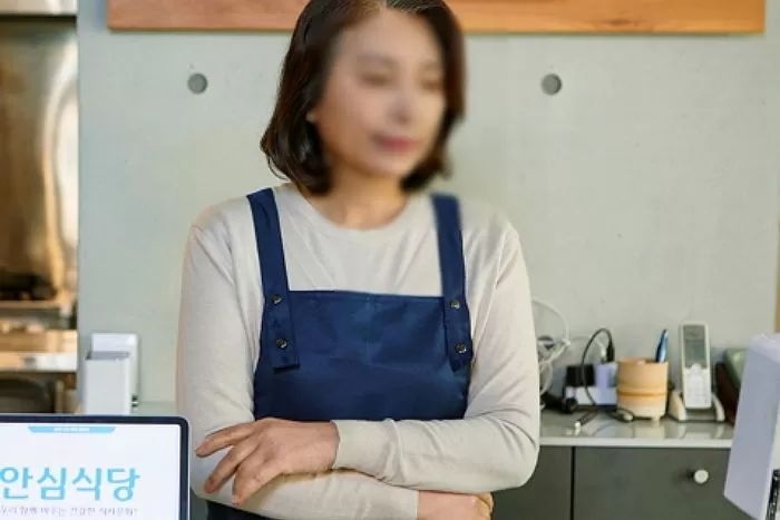 알바 중 ‘브이로그’ 찍는 카페 알바女...막는 매니저 신고하고 잘리자 노동청 신고