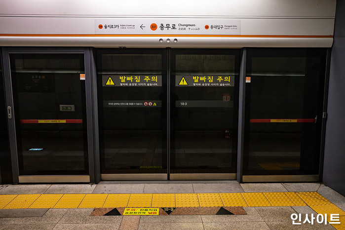 지하철 승강장 틈에 빠진 4세 아이...승객들이 합심해 구했다