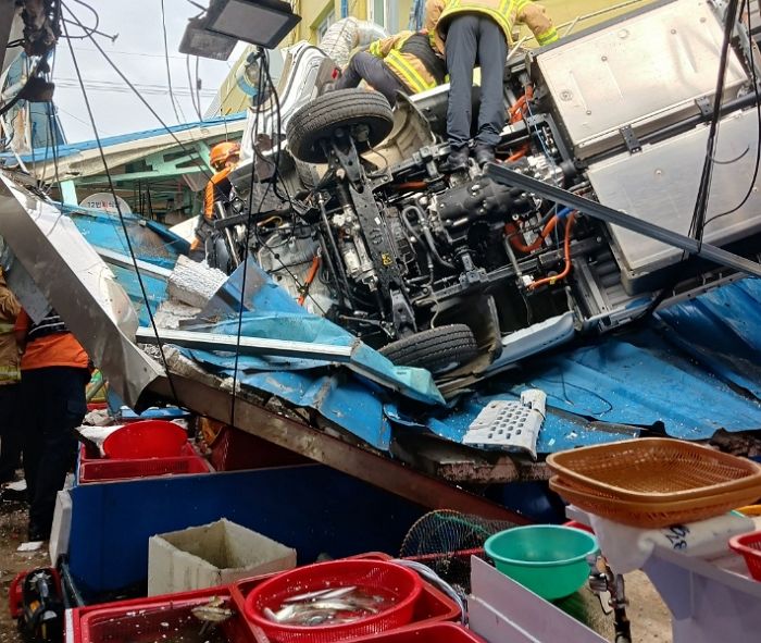 포항 죽도어시장 주차장서 1톤 트럭 상가로 추락해 13명 중·경상