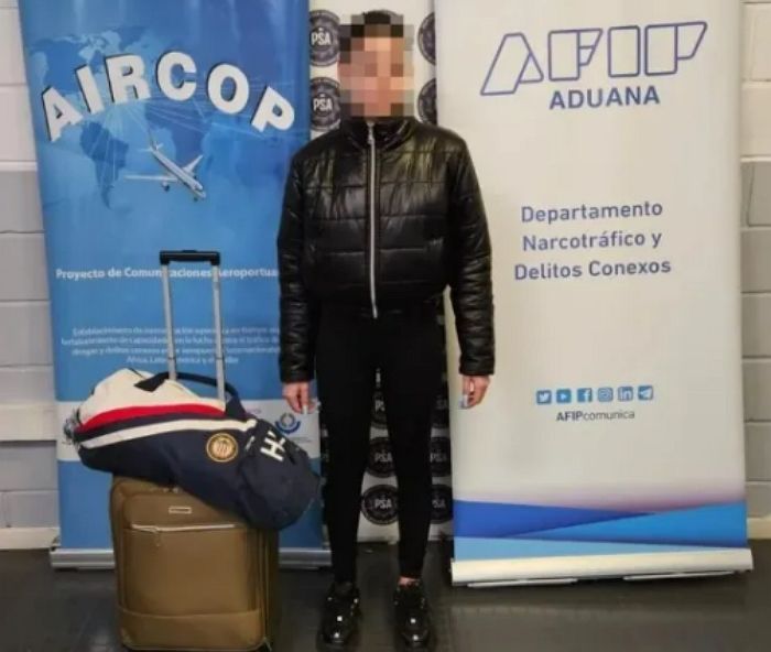 질에 코카인 가득 채운 ‘콘돔 11개’ 넣고 밀수하다 걸린 여성의 ‘엑스레이’ 사진