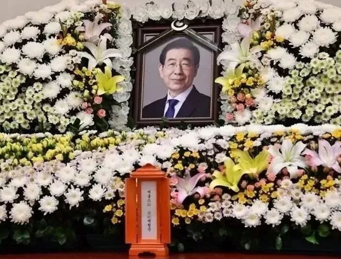 ‘모란공원 이장’ 박원순 전 서울시장 묘비 ‘또’ 훼손돼