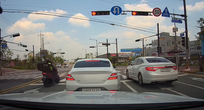 G70이 ‘암행 순찰차’인 줄 모르고 ‘신호 위반’한 배달 라이더...현장에서 붙잡혔다 (영상)