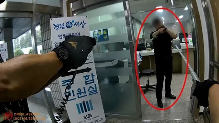 “벌금? 돈 없어, 교도소 갈래”...검찰 쳐들어가 ‘낫’ 들고 협박한 25세 남성