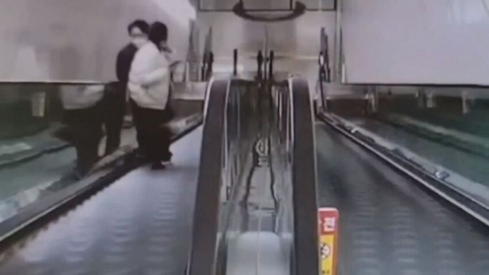 “치마 입은 여성만 보면 찍고싶다”... 지하철서 여성 43명 불법 촬영한 30대 몰카범